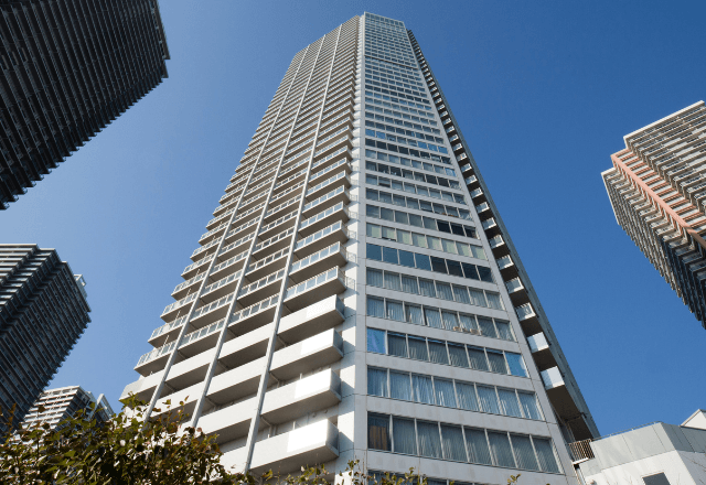 タワマンに引っ越した同期「お前の真上に住んでる（笑）負け組ドンマイ！」俺「うちは平屋だけど？」⇒同期「へ？」