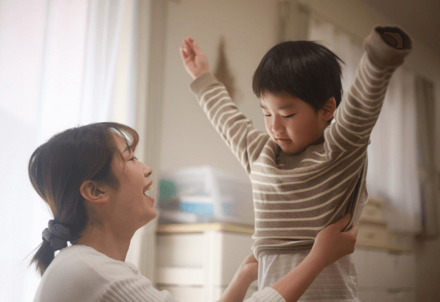 玄関でのバトル終了！子どもが自分から上着を着る「温め作戦」と遊び心【保育士監修】