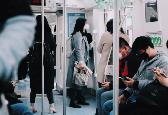 電車で…『腹も出てないのに妊婦気取りかい』見知らぬ女性の一言に硬直。直後⇒近くの男性が動き出して―！？