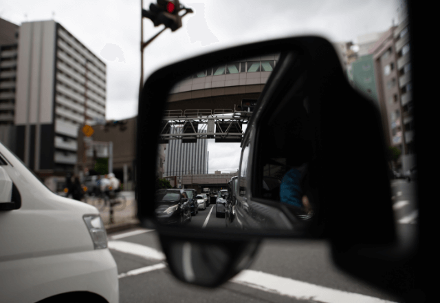 『ぶつかる！』車間距離ゼロで煽る“暴走車”。だが数分後⇒その車を見た全員が【窓を開けて笑った】ワケ…