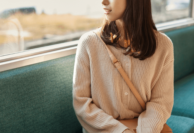 電車で…土足で座席に立つ子どもを【放置する親】直後⇒私が放った“ある一言”で車内の空気が一変―！？