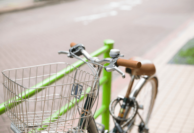 道端で…「持ちますよ」大荷物の老人を手伝った私。数日後⇒ピンチの私を救った【老人の正体】に「え…！？」
