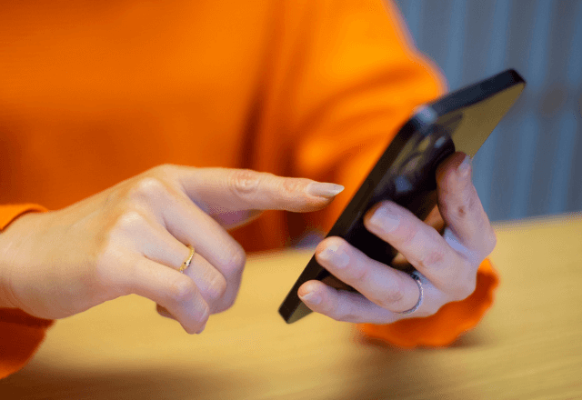 「あ、母さんだ」デート中、私を放置して長電話する彼氏。婚約後⇒判明した【衝撃の習慣】に「嘘でしょ…」