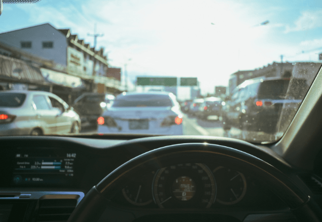 信号待ちで追突事故…私「警察呼びます」相手「はい…」だが通話中「やめてー！」スマホを奪われかけて…