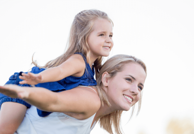 赤ちゃんのおんぶはいつから？安全に始める目安とコツを解説