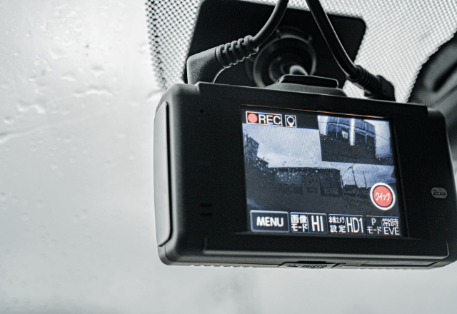 駐車場で…男「ぶつけただろ！」私「ドラレコ見ます？」一緒に確認した直後⇒男の行動に「警察呼ぶぞ！？」