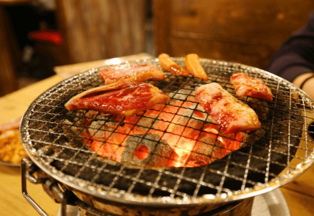 友人と行った焼肉屋で…突然“ボンッ！”と破裂音。振り向いた瞬間⇒信じられない光景に店内騒然…