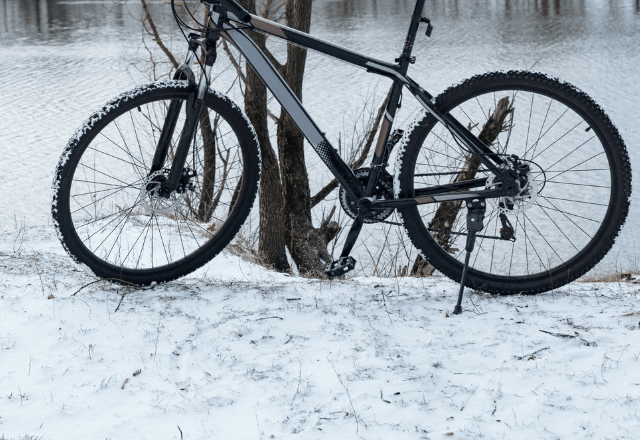 真冬に…自転車で倒れた男性を助けた私。後日⇒給湯器の修理に来た作業員が放った【予想外すぎる一言】に唖然…