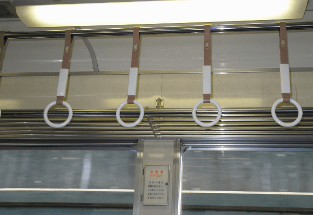 電車が“ガタン”と急停止…直後⇒「申し訳ありません、ただいま…」思わぬアナウンスに車内が静まり返る…