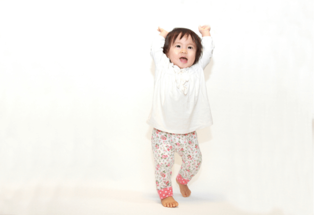 1歳半の子どもが夢中に！おうちと外で楽しむ遊びのコツ