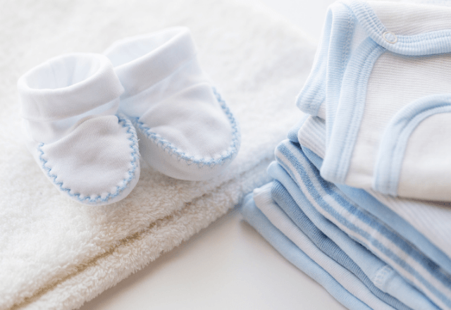 赤ちゃんの服の着せ方とは？新生児期の準備物や季節別のポイント