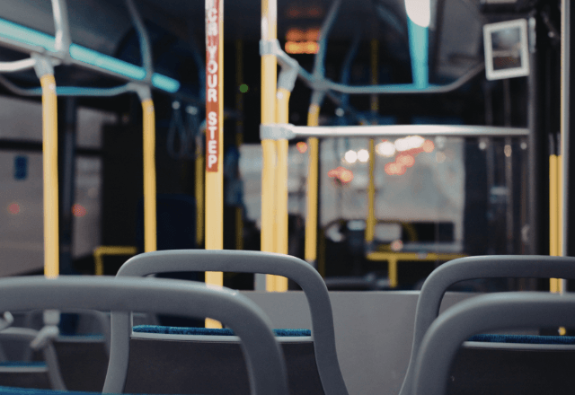 バスで…「酔っ払い？」座り込む男性客に違和感。直後⇒「バス止めて！」運転手が緊急停車した【衝撃の理由】に戦慄…