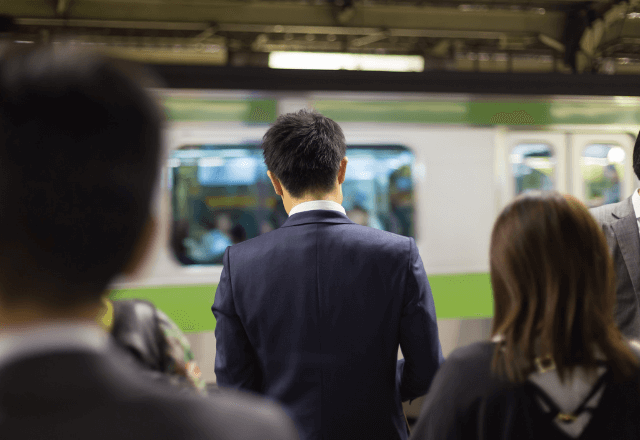 電車で…毎週同じ時間・場所に乗車する男性に違和感。しかし翌週、会社の朝礼で⇒【まさかの正体】判明に「えっ」