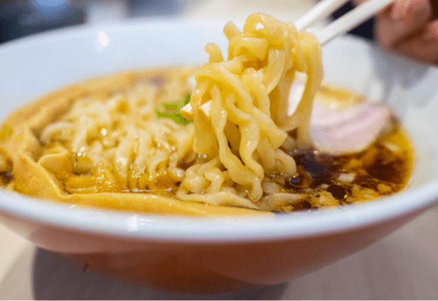 男性「醤油ラーメン1つ」店員「はい」しかし数分後⇒男性「食えるか！」どんぶりを叩きつけて―！？