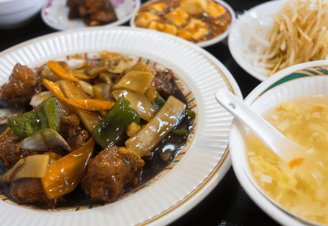 中華料理屋で…スープを飲むと、口の中が“チクッ”。慌てて出した瞬間⇒「そんな…」出てきた【異物】にゾッ…