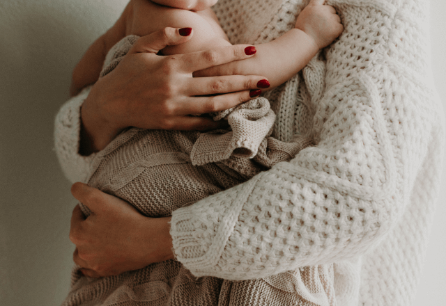 赤ちゃんが安心する抱き方｜ママやパパも楽になるコツって？