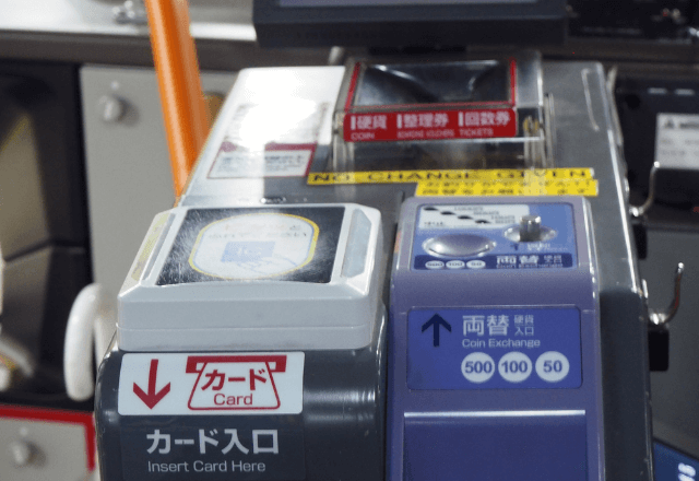 『万札しかない？どうすんの？』運転手に叱られ立ち尽くす高校生。直後⇒無言で“運賃箱”に手を伸ばす男性が…
