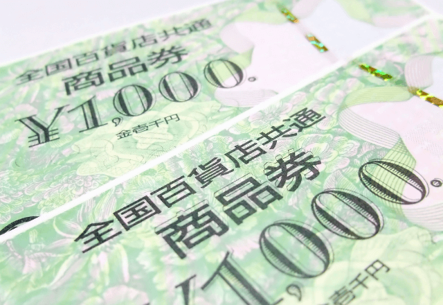 雑貨店で…老人「商品券を使いたいのですが」店員「確認しますね」しかし直後⇒商品券を破り捨てた！？激怒したワケに絶句