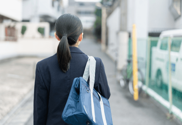 子ども「パパが知らない人と…」差し出されたスマホに絶句。直後⇒夫の隣にいた“まさかの人物”に血の気が引き…