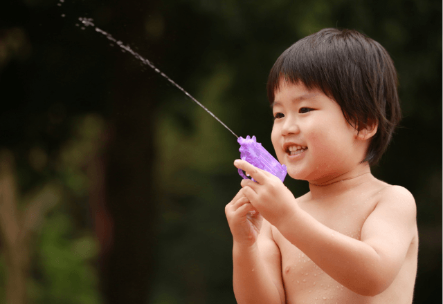 夏休みにおやこで楽しむ！水遊びが盛り上がる手作りゲーム4選