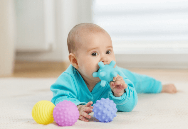 赤ちゃんの成長を促すおもちゃ選びと安全のポイント