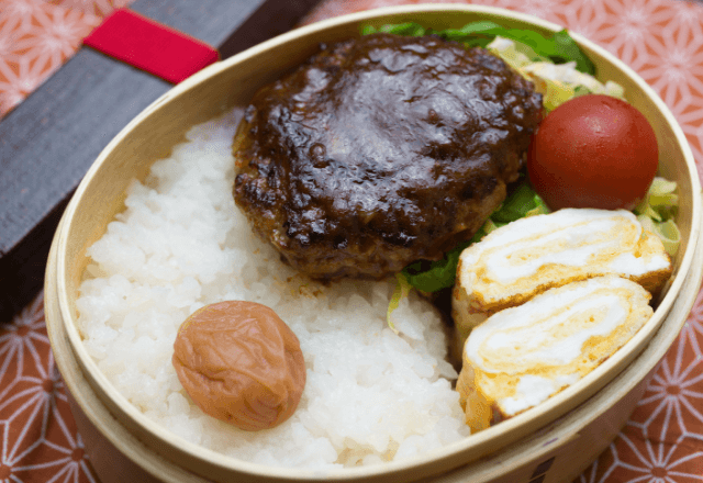 妻「今日のお弁当、ハンバーグ」夫「気分じゃない」弁当を床に捨てた瞬間⇒背後からの“怒声”に夫が震えて…