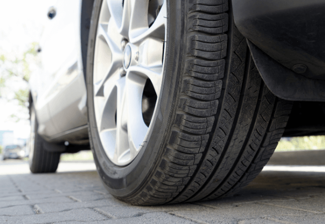 コンビニの駐車場で…「子どもが車の下に潜り込んでいて…」店員に伝えた結果⇒【母親の行動】に全員唖然…