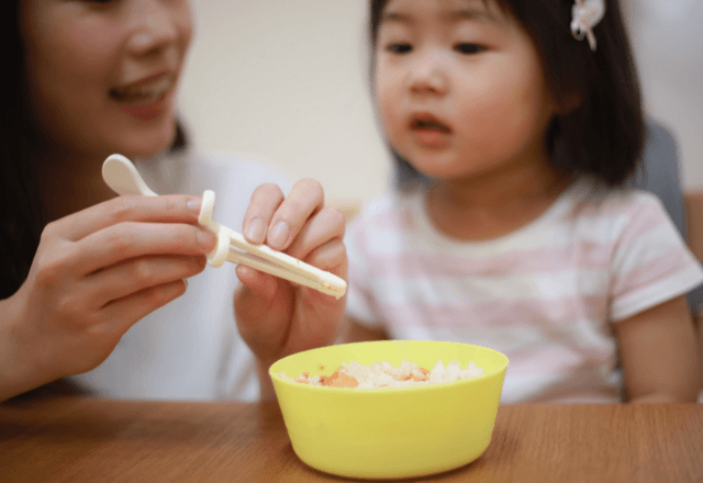 キレイな箸の持ち方をマスター！おやこで楽しく取り組める教え方のコツ