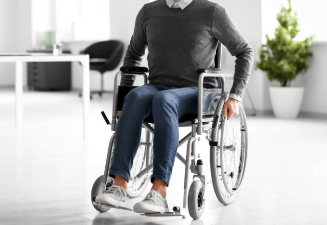 最終面接に向かう電車で〈車椅子の男性〉を助けた学生。数時間後⇒面接官の【まさかの質問】に…「え！？」