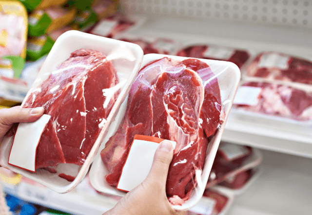 スーパーで…ラップを破って生肉を触る女の子が。思わず止めた瞬間⇒母親に突き飛ばされて―！？