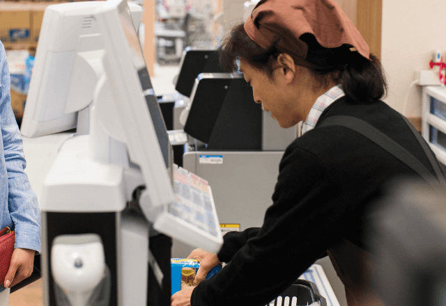 レジで…「卵が潰れるので、優しく入れて下さい」店員を注意した結果⇒“驚愕のガチギレ接客”に周囲の客も絶句…