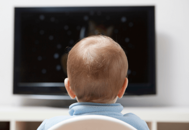 赤ちゃんがテレビに近づくのを防ぐ！安心な環境作りと工夫のコツ