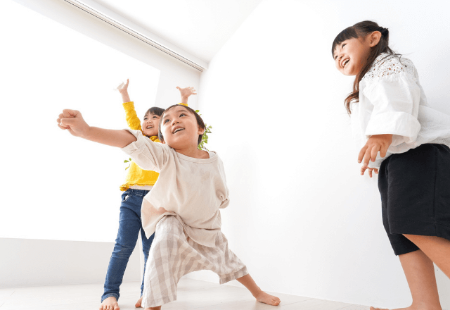 外遊びできない冬のストレスに！保育士直伝・道具なしでできる室内遊び