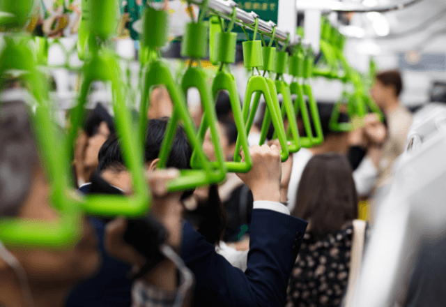 満員電車で…女性にぶつかり逆ギレする男「邪魔なんだよ！」直後⇒見かねた【意外な救世主】に男が逃走─！？