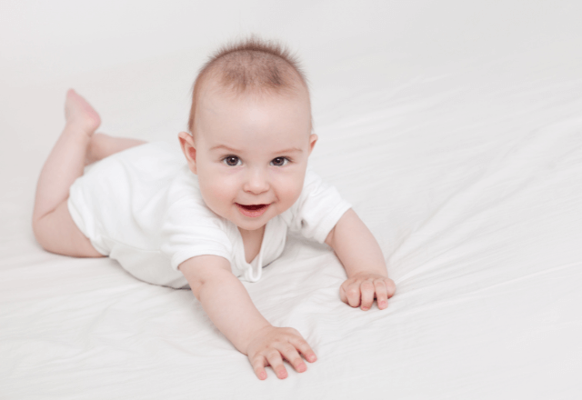 お腹で進む「ずりばい」の魅力！上達を助ける環境づくりと遊びのコツ