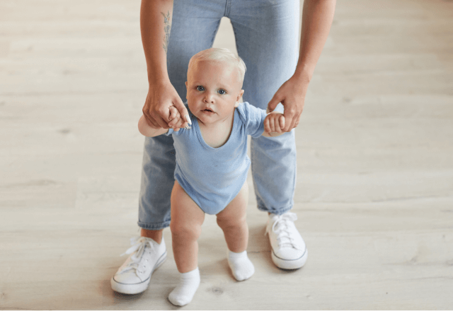 1歳半で歩かないのは大丈夫？原因と家庭でできるサポート法