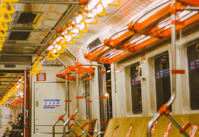 「席を譲れ！」優先席の妊婦を怒鳴る老人。直後⇒周囲の乗客たちが起こした【まさかの行動】で形勢逆転…！？