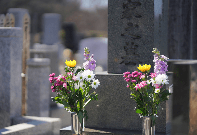 義母の墓参りで…妻「この卒塔婆、誰の…？」私「えっ」墓石を見た直後⇒妻「許さない」義父に鬼電したワケ…