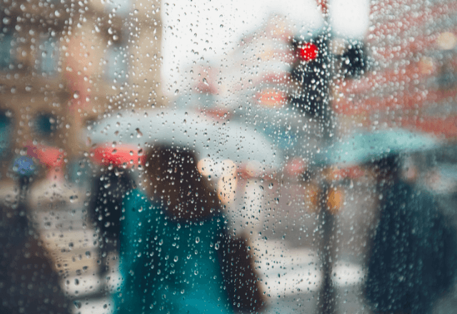 大雨の日…ずぶ濡れのお婆さんを助けた私。数週間後⇒仕事でボロボロの私を救った【思いがけない恩返し】に涙…
