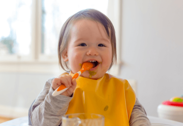 子どもの食べこぼしをシミにしない！正しい応急処置とNG行動