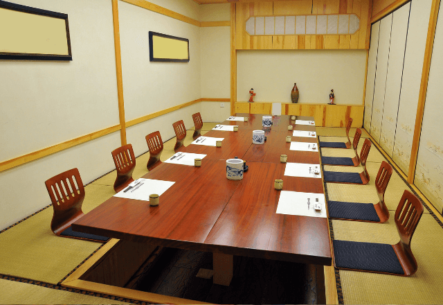 飲食店で…女性客「予約したはず！」私「入ってません…」履歴を見せた瞬間⇒【隣の男性客】が青ざめたワケ…