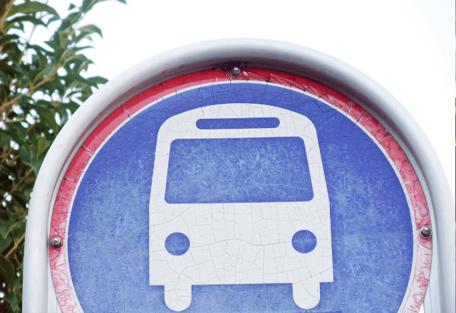 バス停で…運転手「満席で乗れません」女性客「そんな…」直後⇒「あの…」見知らぬ3人組の行動に女性客涙…　