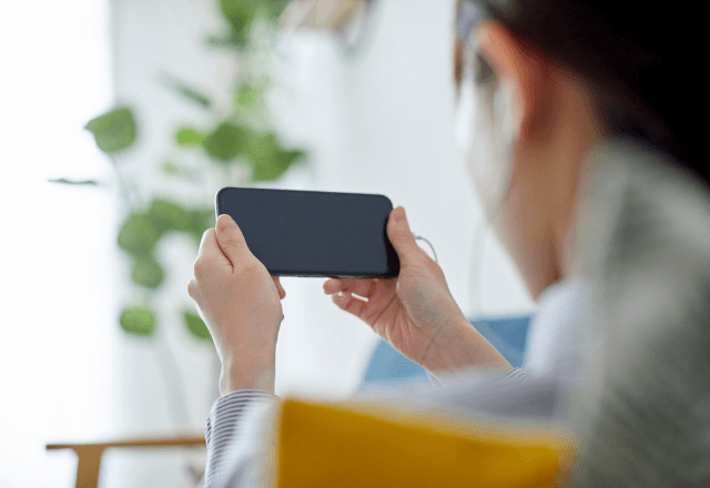 職場で…機械音痴の上司「助けて」スマホの引き継ぎを手伝った結果⇒手渡された【高額のお礼】に大歓喜！？