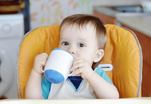 ストローマグをきれいに洗うコツ！除菌の方法もあわせてチェック