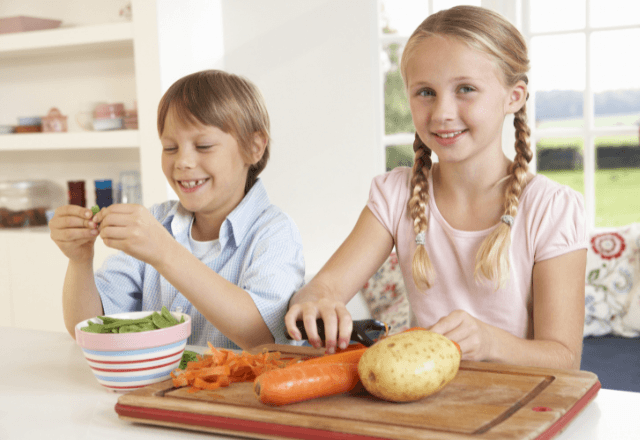 料理デビューはピーラーから！子どもの自信と学びを育むお手伝いのコツ