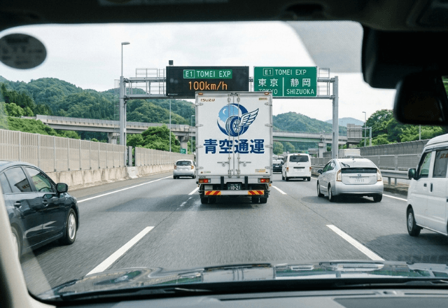 高速道路で…トラックのバーストに巻き込まれた私。後日⇒ディーラーが放った【まさかの一言】にゾッ…