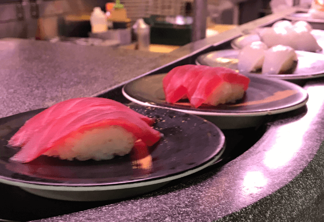 回転寿司の食べ放題で…「それ食べるな！」後方のボックス席に違和感。振り返ると→「え…？」まさかの光景に困惑