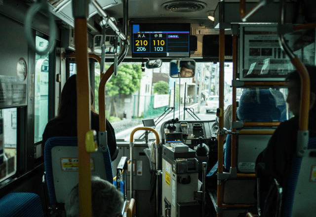 バスで…男性「財布がない！お前か？」乗客を泥棒扱い！？冤罪に震える中⇒突如現れた【まさかの救世主】とは─！？