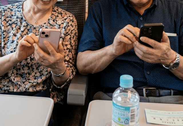 新幹線で…困っている老夫婦にスマホの使い方を教えた私。後日⇒家に届いた"超高級な贈り物"に「え！？」