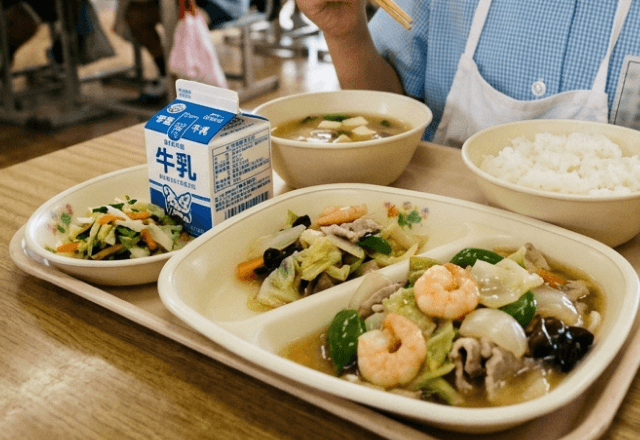 「残すなんてありえない！」アレルギーの私にエビを食べさせようとする教師。だが直後⇒教師が”大恥をかいた"ワケ…